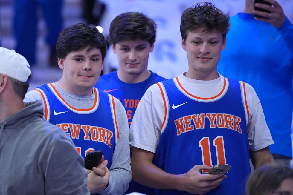 Knicks celebrity fans, New Yorkers crash Game 3 in Philadelphia