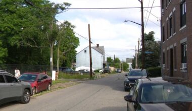 Man hurt after shots fired into vehicle in Pittsburgh's Homewood South