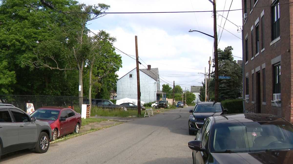 Man hurt after shots fired into vehicle in Pittsburgh's Homewood South