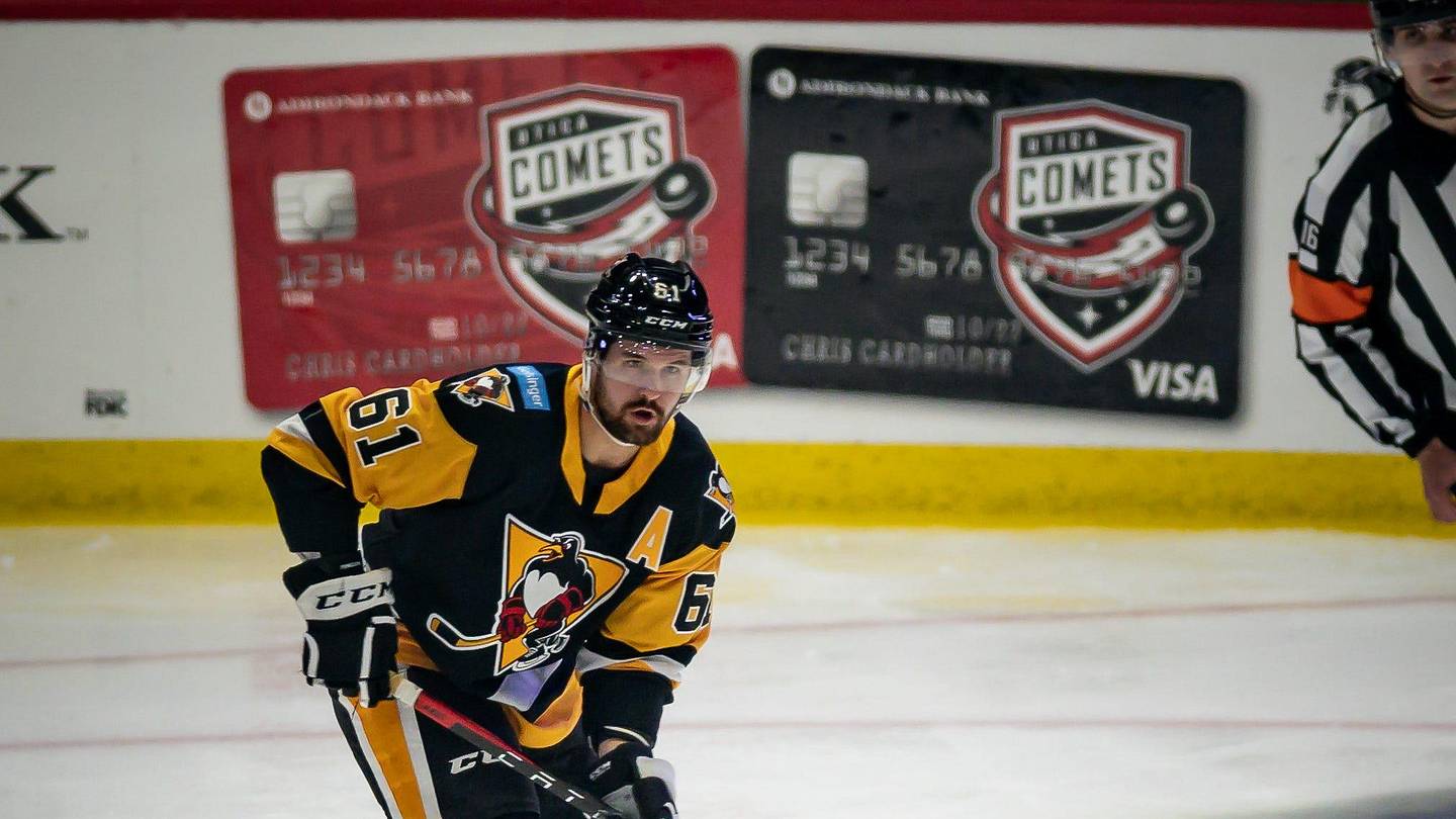 Bryan Rust, Jkae Guentzel, and Oli Maata in a 2017 game at Tampa Bay.
