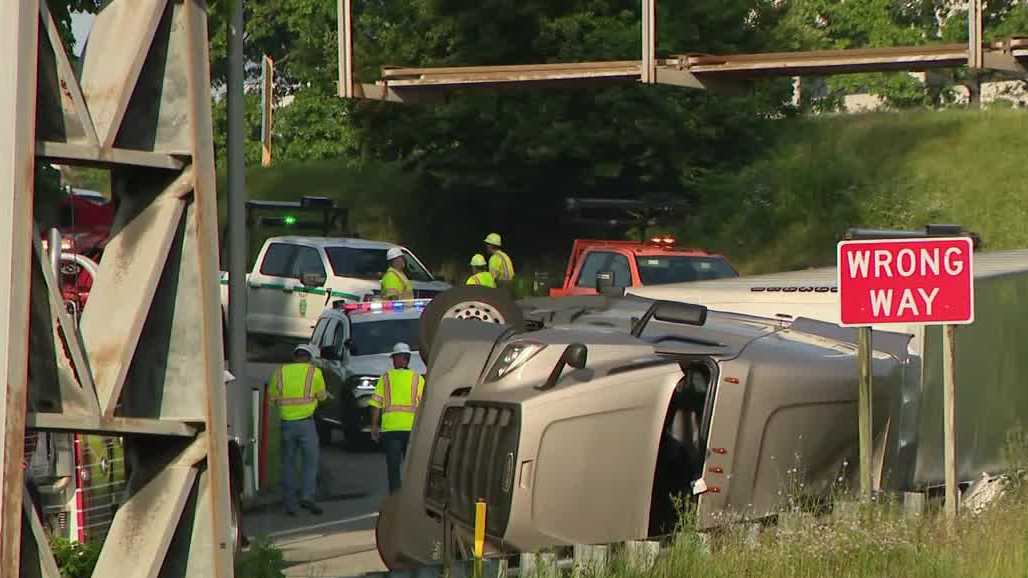 Tractor-trailer crash delays traffic on Pennsylvania Turnpike