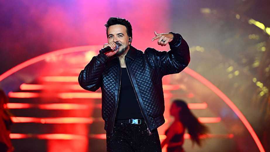 Luis Fonsi to headline Philadelphia FIFA fan festival