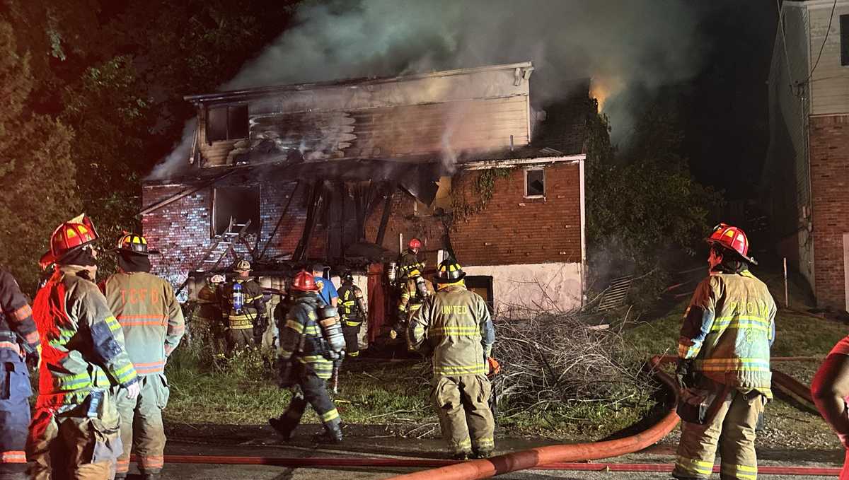 Crews battle late-night fire in North Versailles, Allegheny County