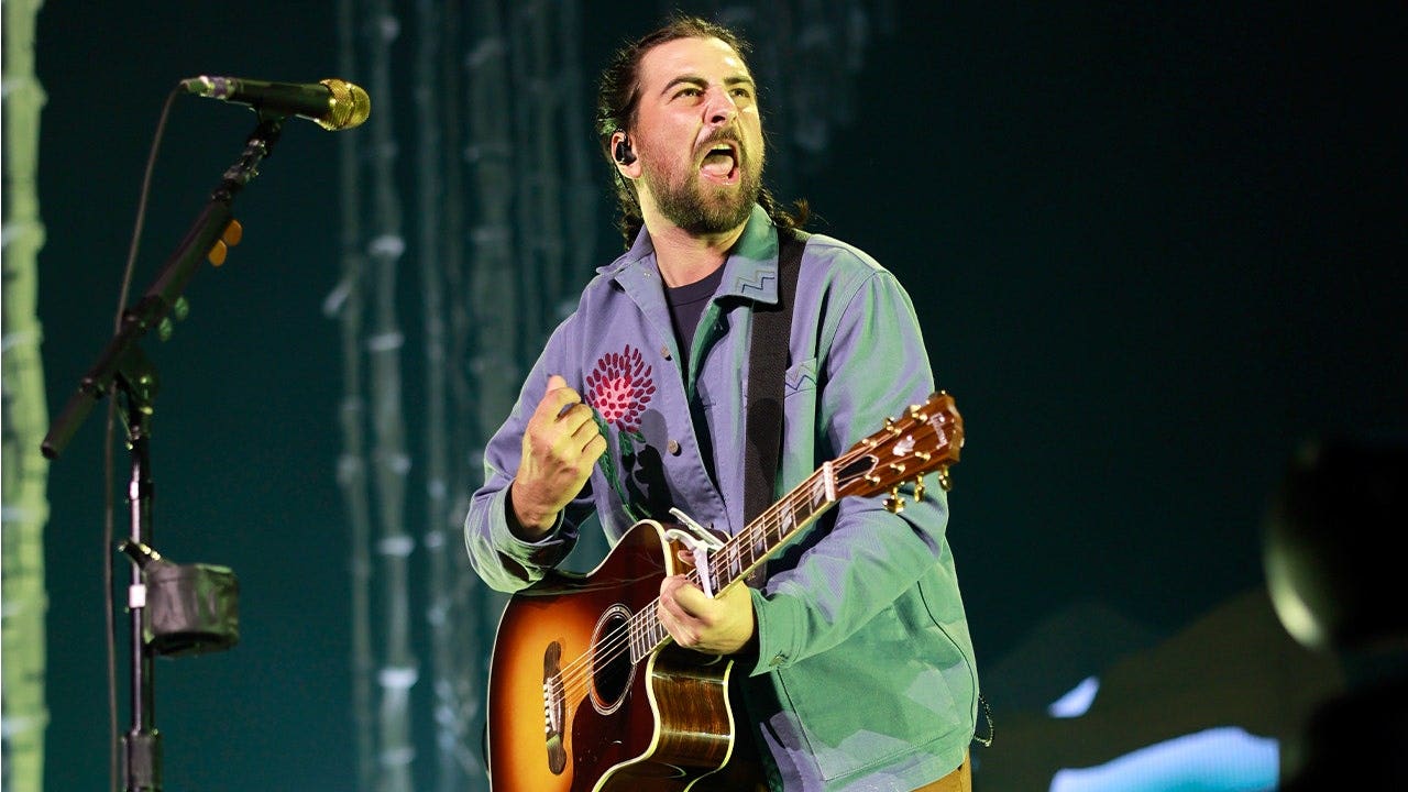 Noah Kahan warns fans after fecal matter found on floor at Philadelphia show