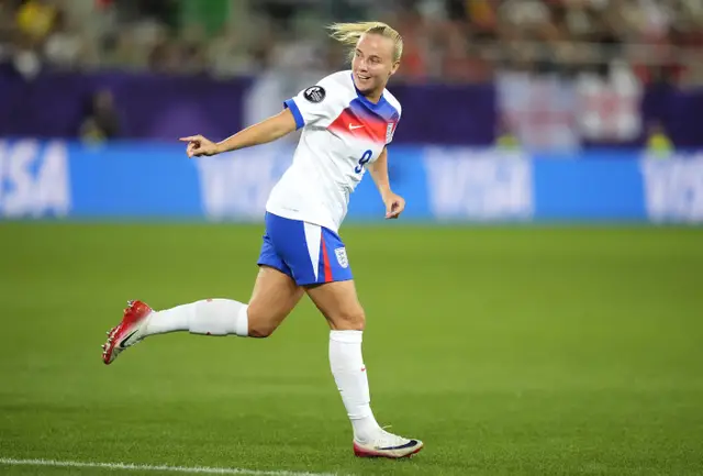 Beth Mead celebrating