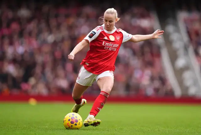 Beth Mead kicking the ball
