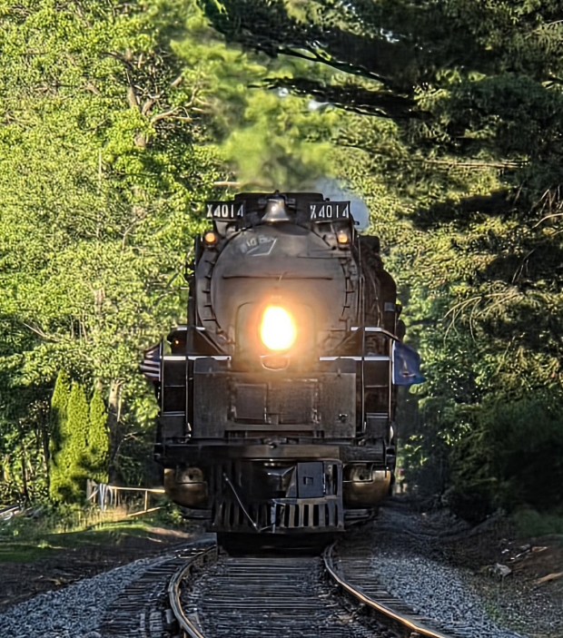 Union Pacific Big Boy 4014 arrives in Nesquehoning, Carbon County, on June 15. (RON DEVLIN/STAFF PHOTO)