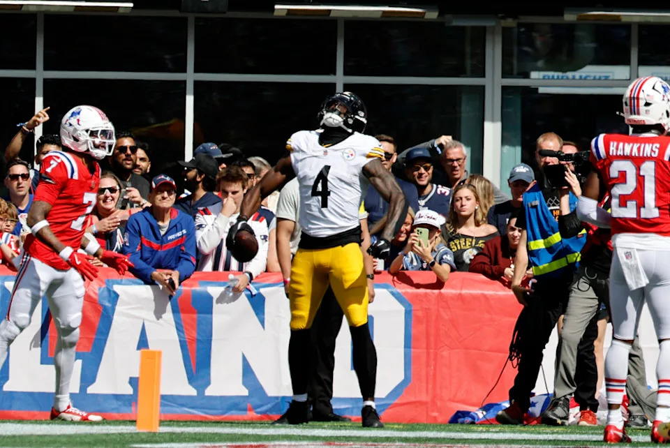 FOXBOROUGH, MA - SEPTEMBER 21: DK Metcalf #4 of the Pittsburgh Steelers celebrates his touchdown during a game between the New England Patriots and the Pittsburgh Steelers on September 21, 2025, at Gillette stadium in Foxborough, Massachusetts. (Photo by Fred Kfoury III/Icon Sportswire)