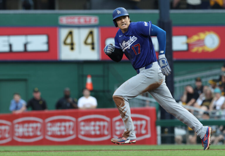 Shohei Ohtani Suddenly Leaves Game vs. Pittsburgh Pirates With Knee Injury
