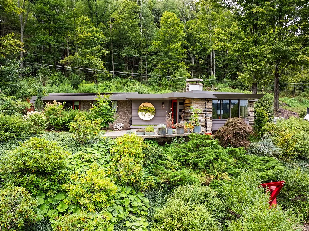 This Frank Lloyd Wright lookalike is on the market in Pennsylvania