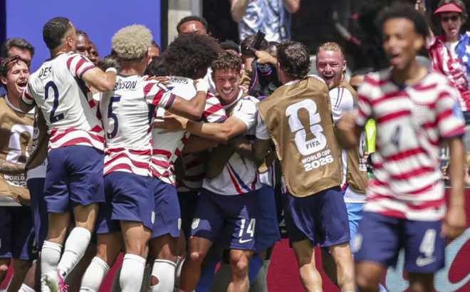 Earlier in the day, the United States defeated Australia 2-0. The U.S. got a boost from an Australian own goal in the 11th minute, and Alex Freeman added a goal in the 43rd minute. earlier in the day, the united states defeated australia 2-0. the u.s. got a boost from an australian own goal in the 11th minute, and alex freeman added a goal in the 43rd minute.