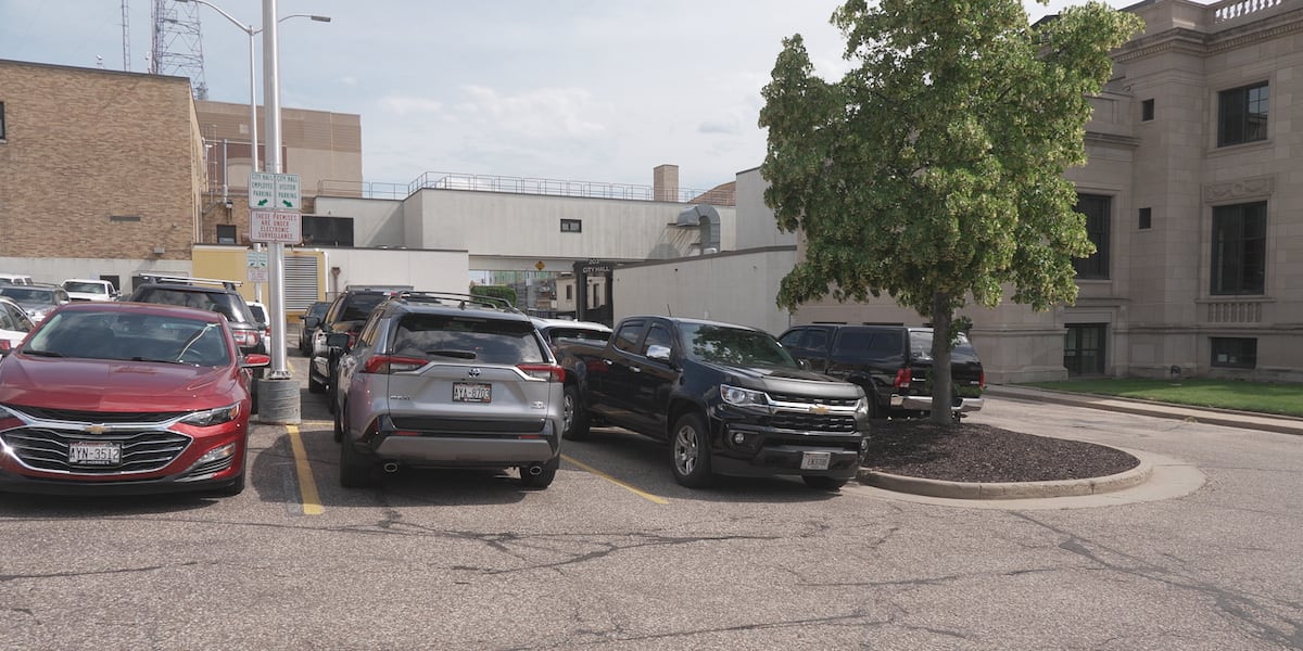 First reading of Eau Claire City Hall paid parking ordinance amendment Tuesday