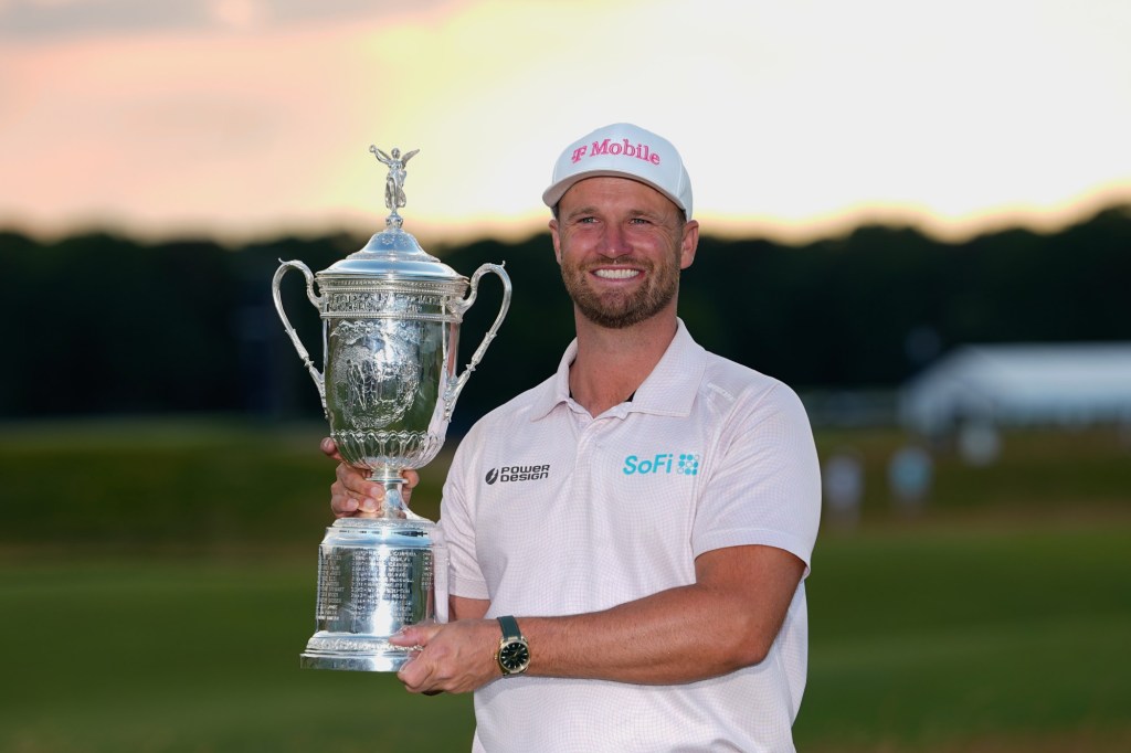 GOLF: Clark avoids record collapse, holds on to win U.S. Open – Scranton Times-Tribune