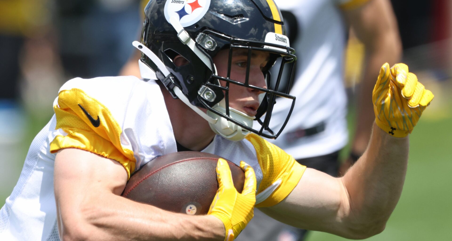 May 28, 2026; Pittsburgh, PA, USA; Pittsburgh Steelers running back Eli Heidenreich (29) participates in OTA drills at the UPMC Rooney Sports Complex.