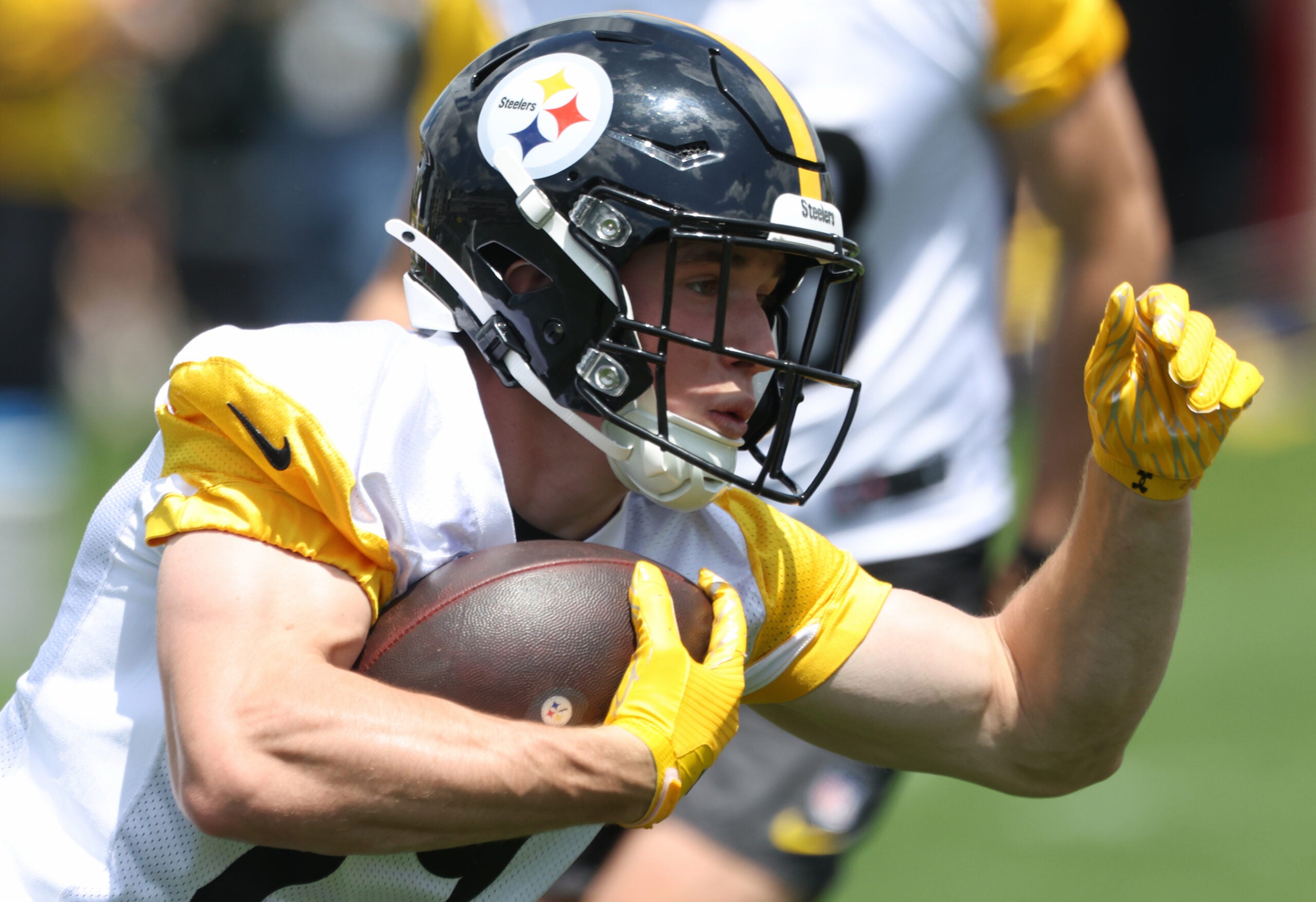 May 28, 2026; Pittsburgh, PA, USA; Pittsburgh Steelers running back Eli Heidenreich (29) participates in OTA drills at the UPMC Rooney Sports Complex.