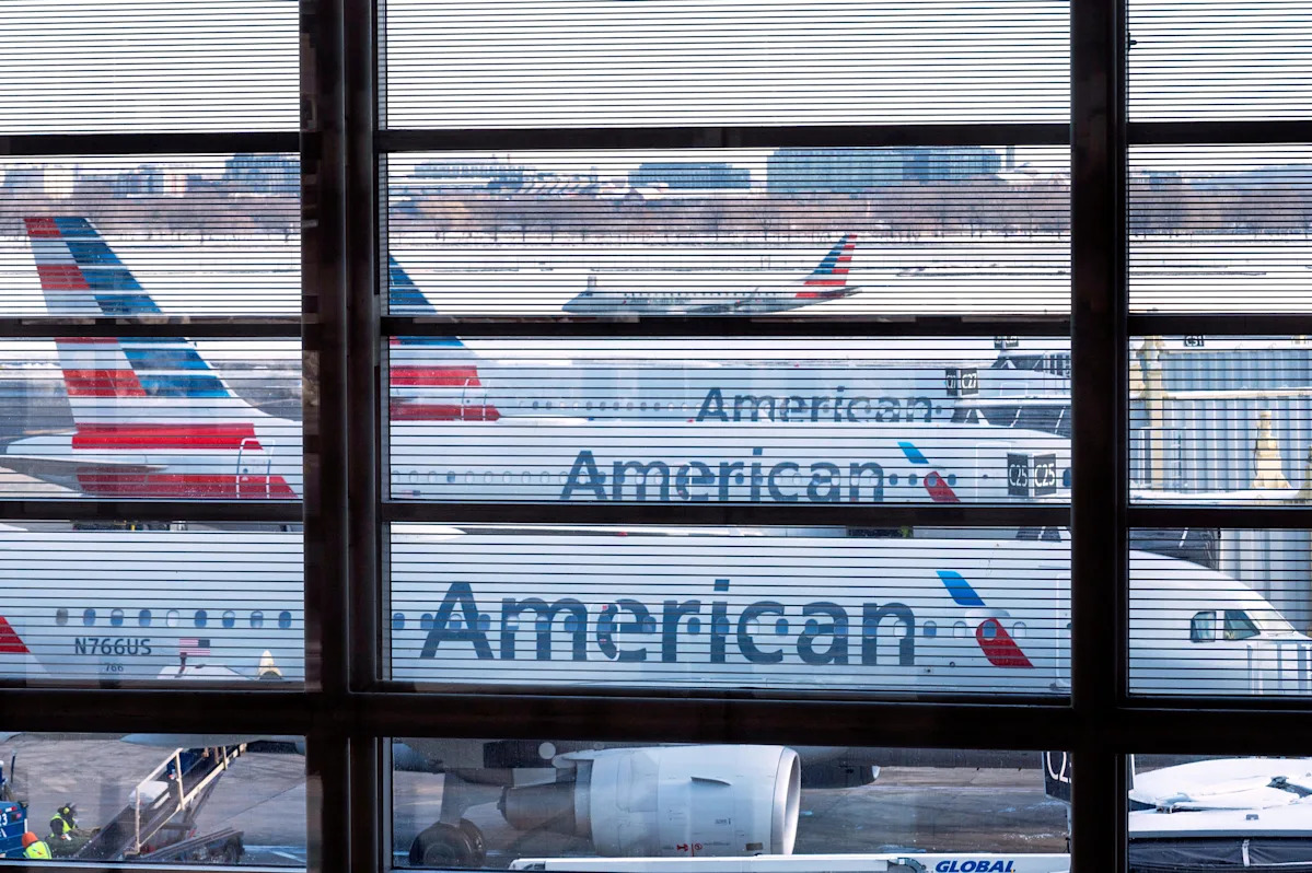 Pilot reports passenger bit fellow flyer on plane approaching Philadelphia