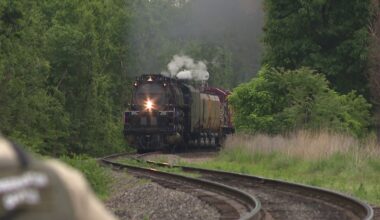Crowds watch as Big Boy 4014 rolls through northeastern Pennsylvania