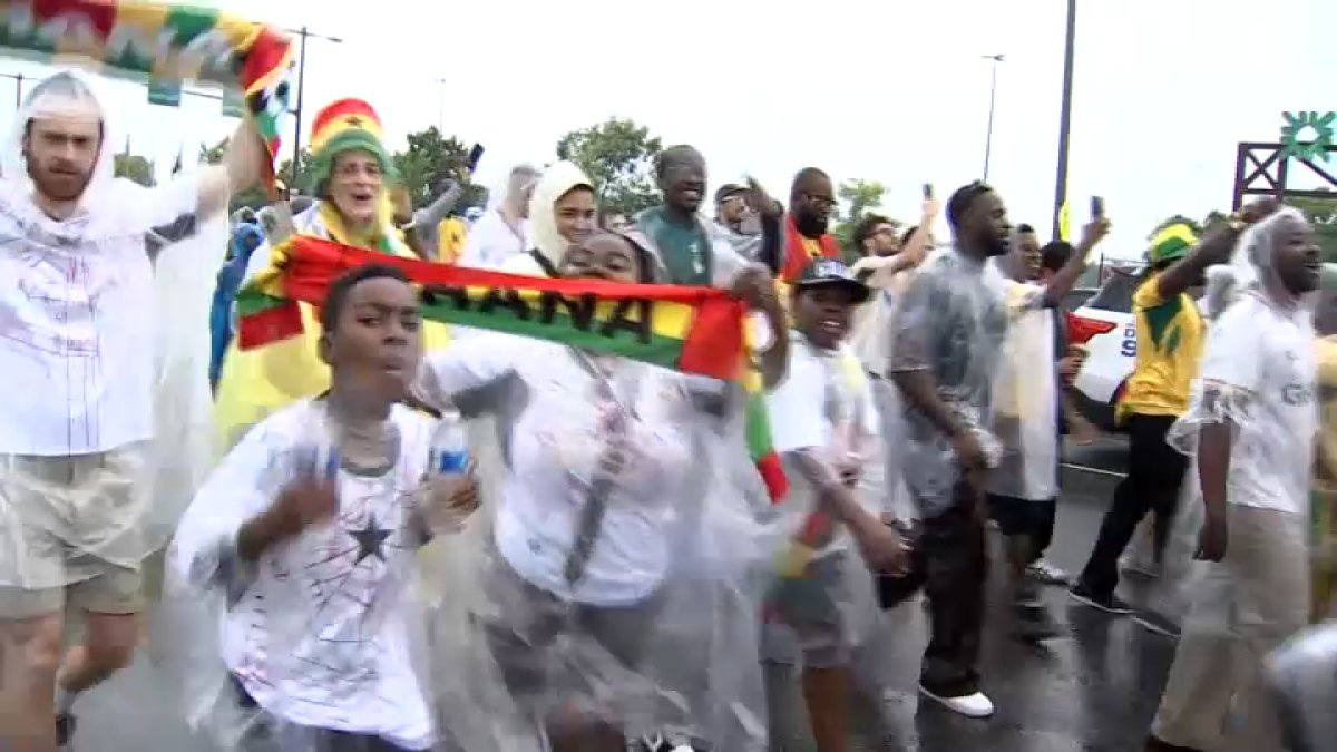 Large crowds come out in Philly on Saturday despite rain – NBC10 Philadelphia