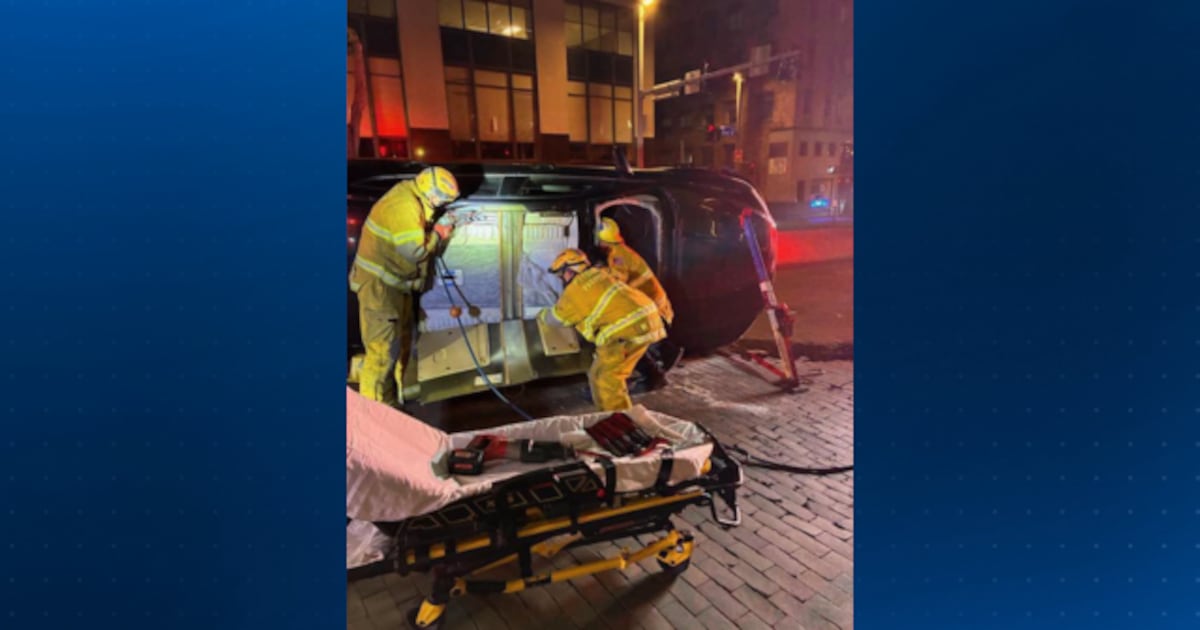 2 people rescued from rollover crash in Downtown Pittsburgh