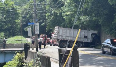 Driver loses control, jumps out before dump truck crashes into wall in Pittsburgh – WPXI