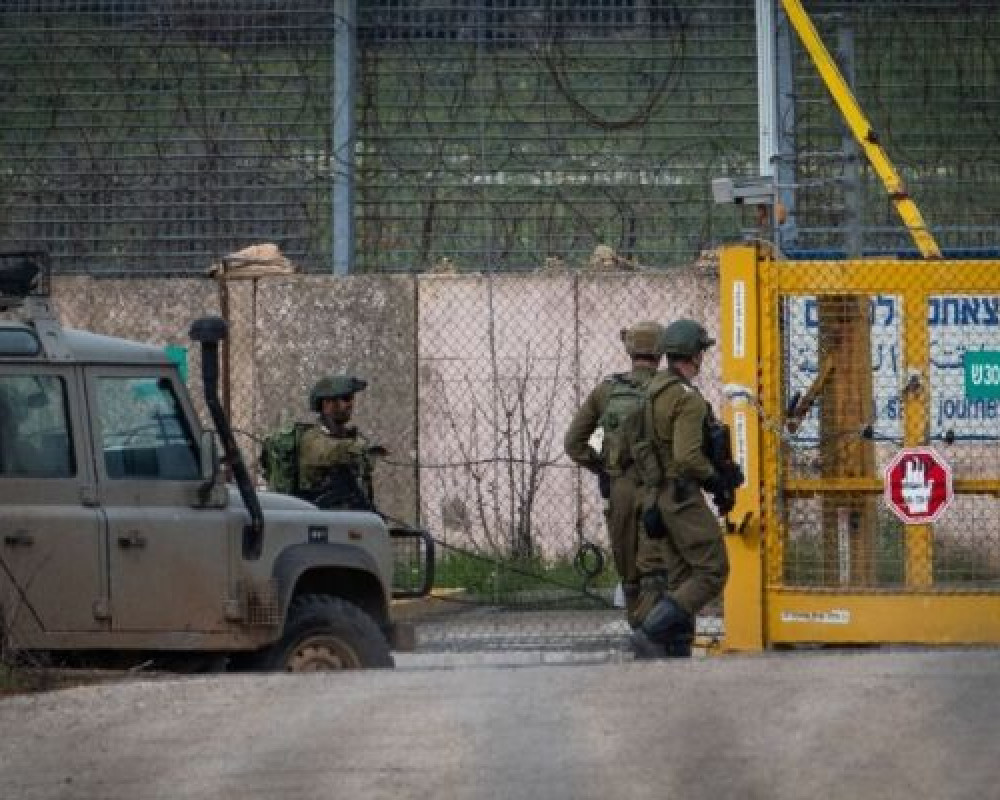 Israeli Enemy Closes Entrance to Western Countryside of Bethlehem, Demolishes Industrial Facility, & Seizes Bulldozer in Province