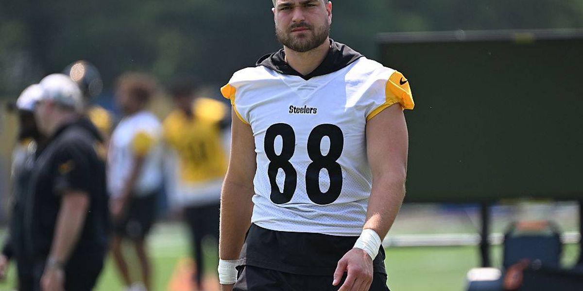 Steelers' tight end Pat Freiermuth ties the knot!