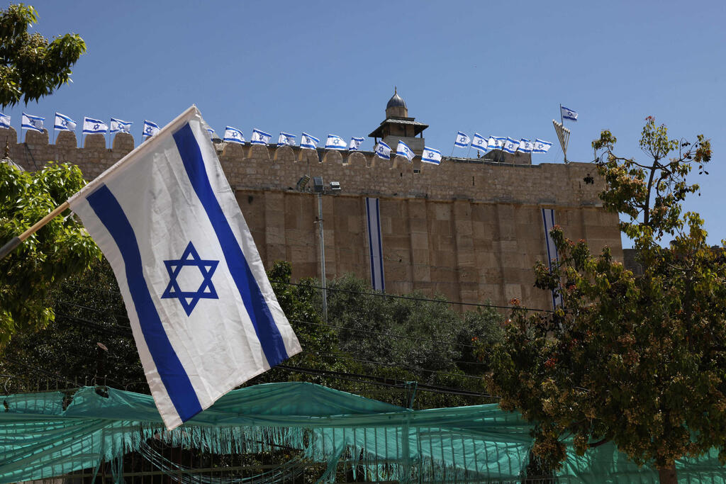 The Cave of the Patriarchs in Hebron (Photo: HAZEM BADER / AFP) מערת המכפלה