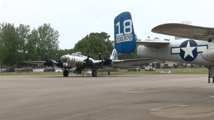 WWII bombers make final stop in Erie before continuing tour