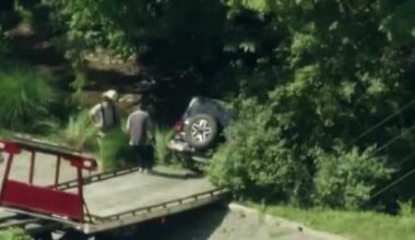 Jeep crashes into creek in Fox Chapel, Pennsylvania