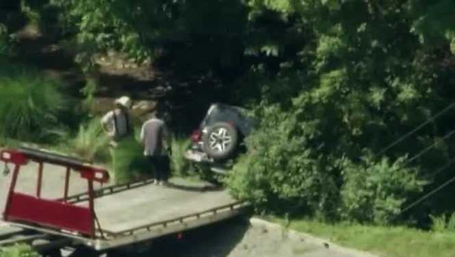 Jeep crashes into creek in Fox Chapel, Pennsylvania