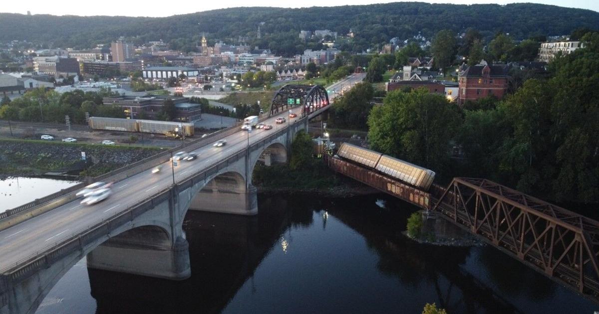 Train derails under Hill to Hill Bridge in Bethlehem | Lehigh Valley Regional News