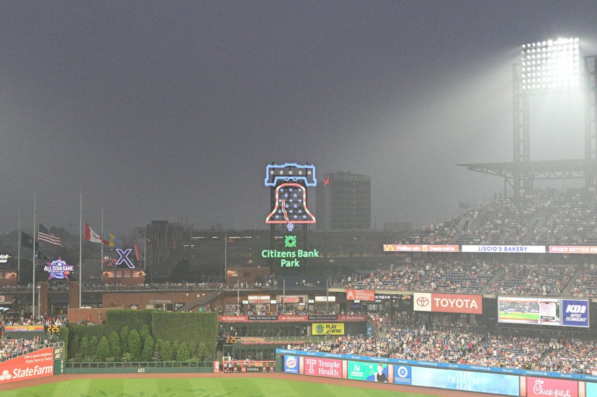With wildfire smoke creeping in, Phillies and Mets play on through haze in Philadelphia