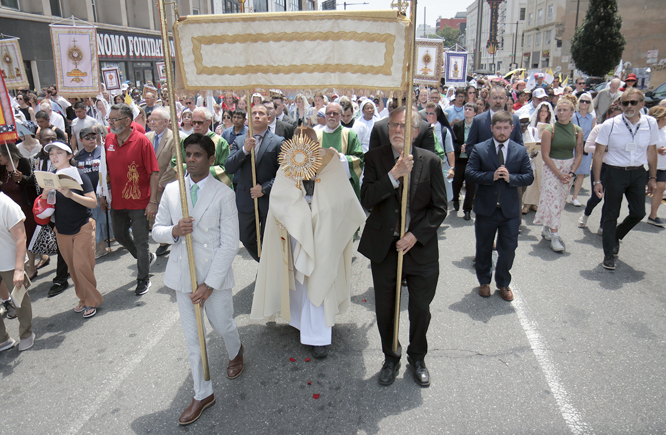 Thousands Mark Climax of National Eucharistic Pilgrimage in Solemn Mass, Procession in Philadelphia