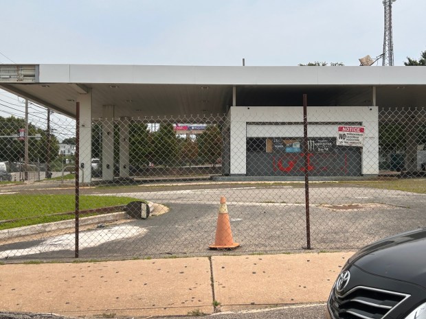 The Upper Darby Planning Commission heard plans for a Chipotle Mexican Grill restaurant here at State Road and Lansdowne Avenue that includes demolishing the vacant convenience store. (PETE BANNAN -DAILY TIMES)
