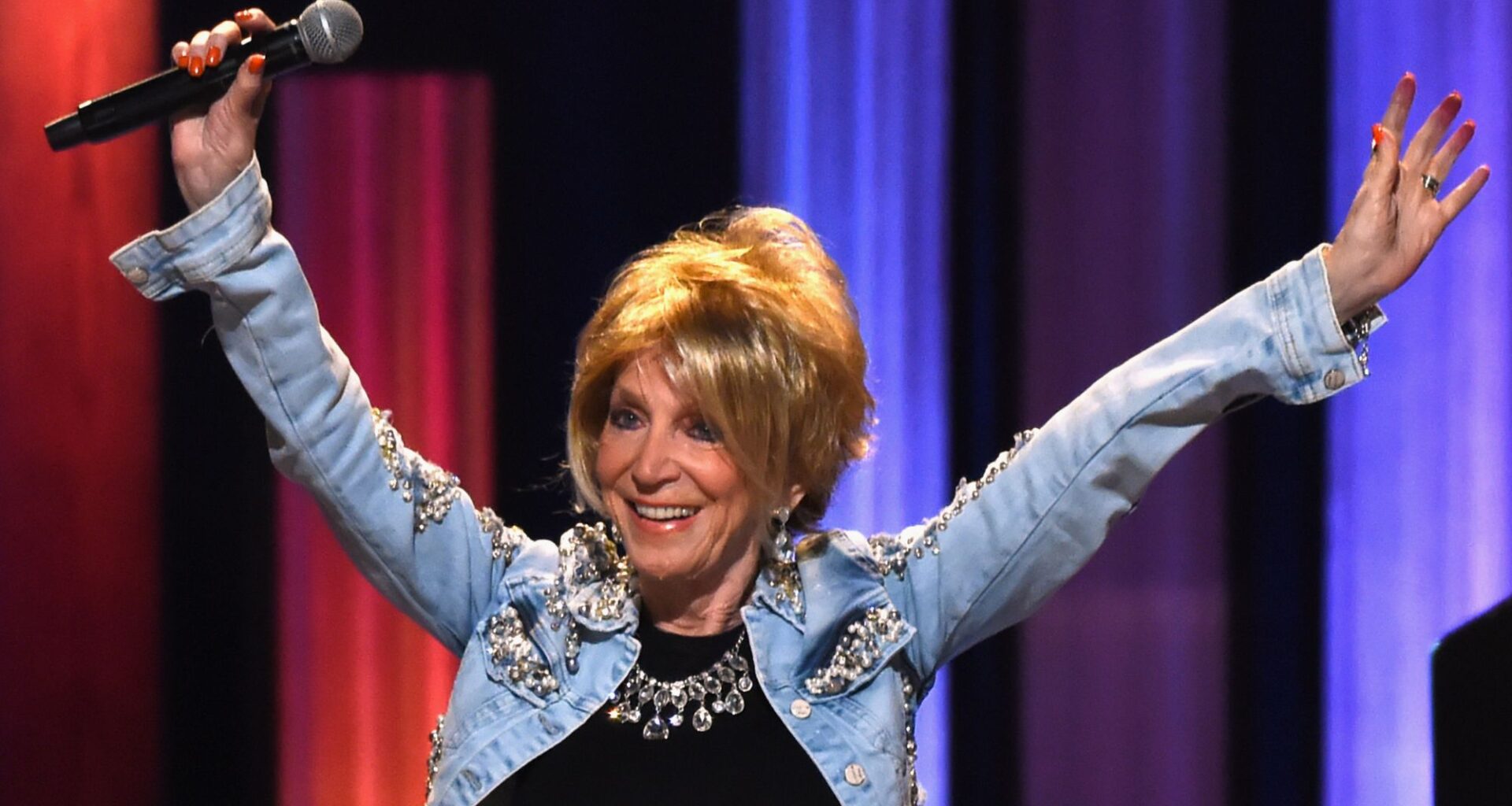 Born 86 Years Ago Today in Pennsylvania, the Soulful Country Trailblazer Who Banished the Opry’s “Gingham Curtain”