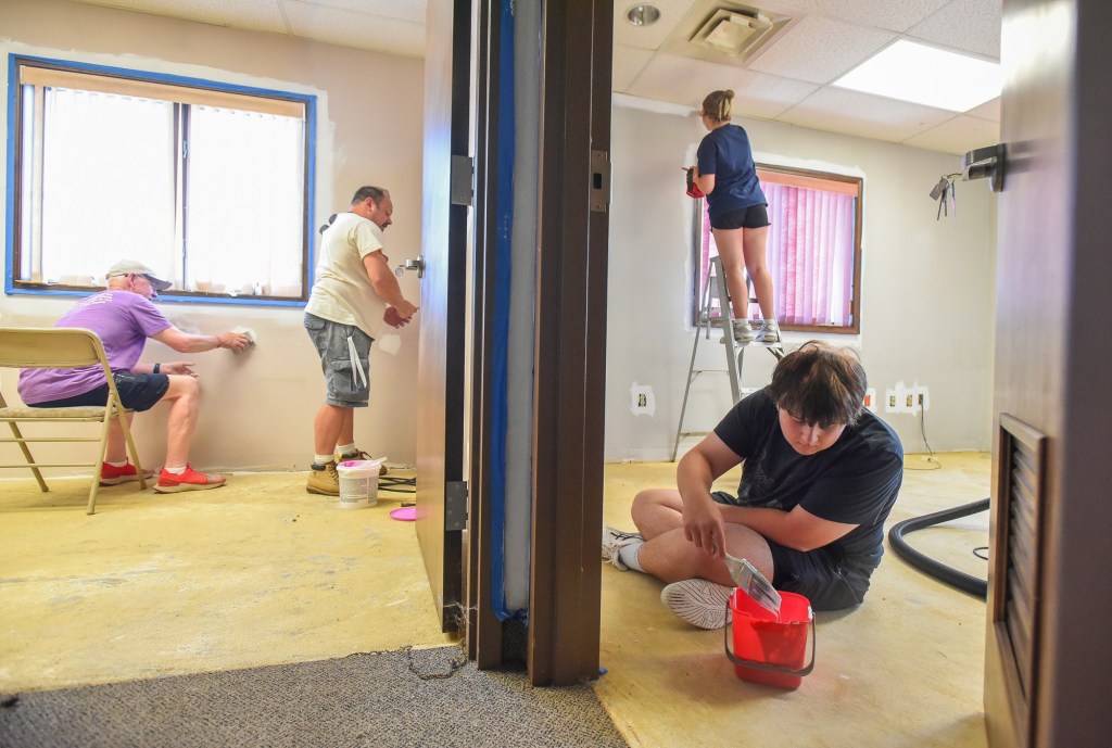 Catholic Heart Work Camp volunteers aid Friends of the Poor & Catherine McAuley Center