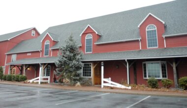 Social media influencer rallies to save Bethlehem's Christmas Barn