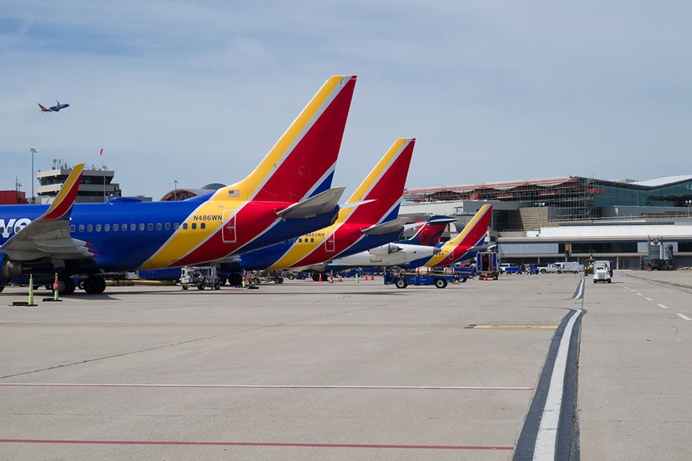 Airplanes At Pittsburgh International Airport Crowded Pittsburgh International Airport Beth Hollerich