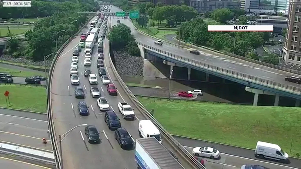 <div>Floodwaters blocked the runway to the Ben Franklin Bridge, causing some cars to be stuck.</div>