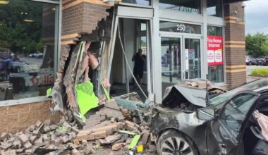 Car slams into Verizon store in Robinson Township, Pennsylvania