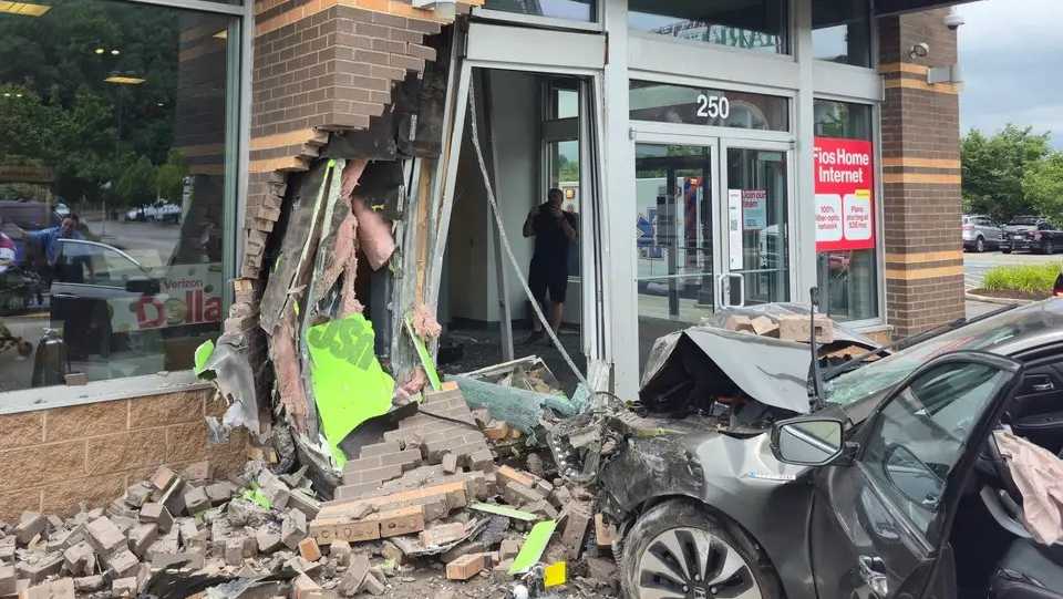 Car slams into Verizon store in Robinson Township, Pennsylvania