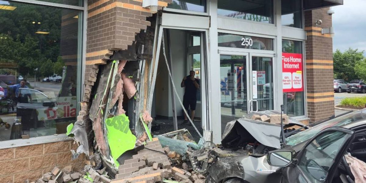 Car slams into busy business in Robinson Twp.