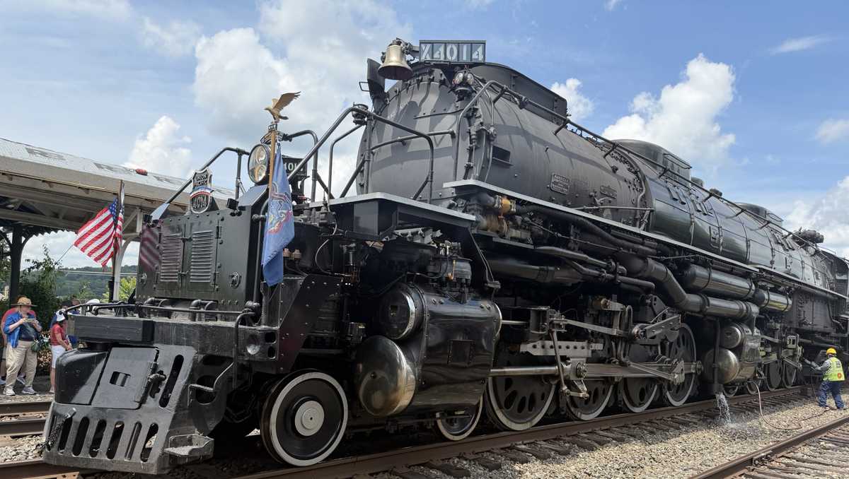 Welcoming Big Boy: Locomotive stops in Westmoreland, Allegheny counties