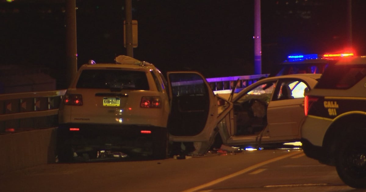 2 injured, 1 critically, in head-on crash on West Carson Street in Pittsburgh – WPXI