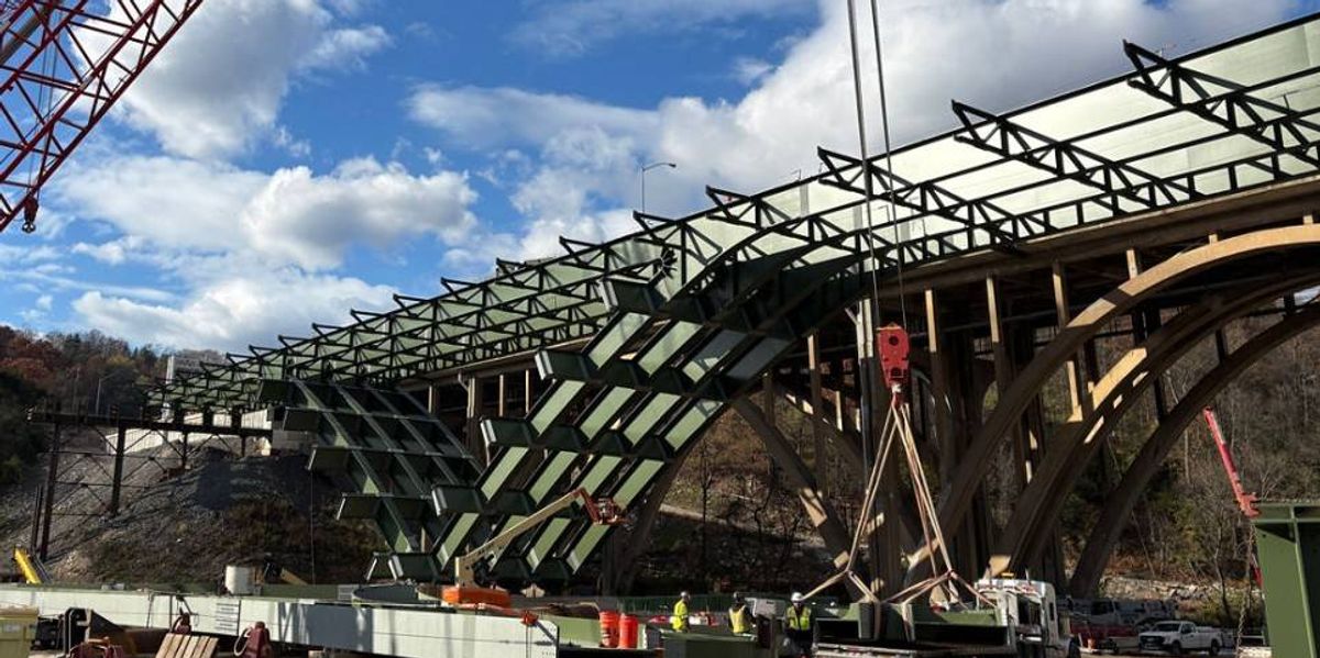 Website shows real-time delays during Parkway East closure