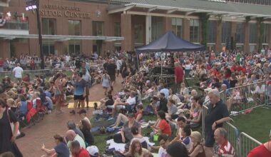 Hundreds pack Independence Mall for Philly Pops, Idina Menzel concert: "I love her with a big orchestra"