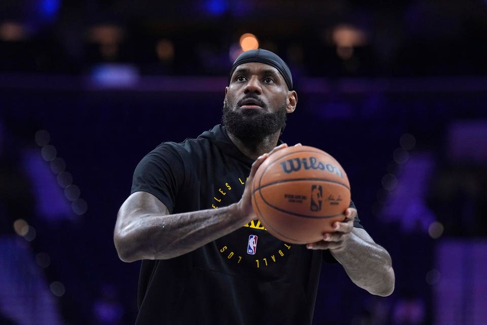 Los Angeles Lakers v Philadelphia 76ers