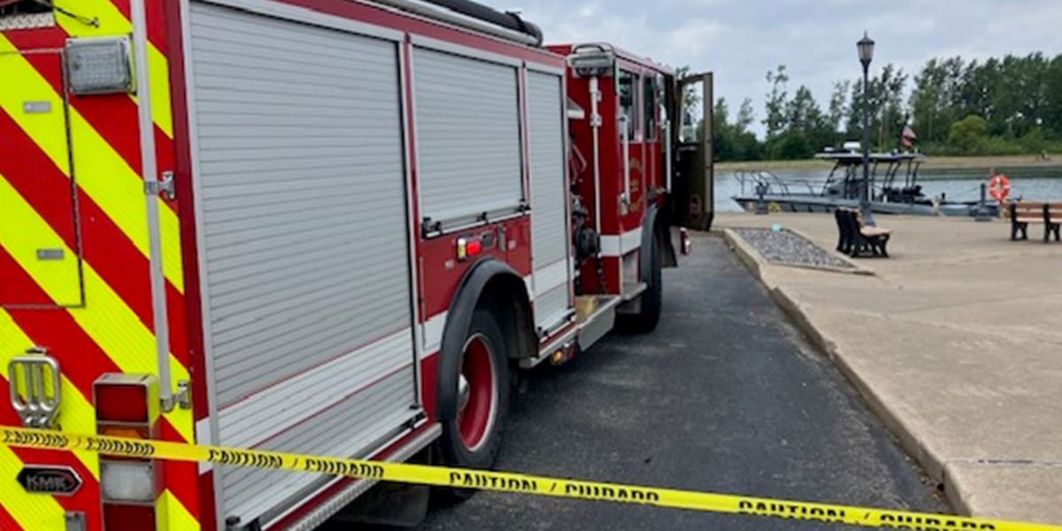 Emergency crews search Lake Erie after boat overturns