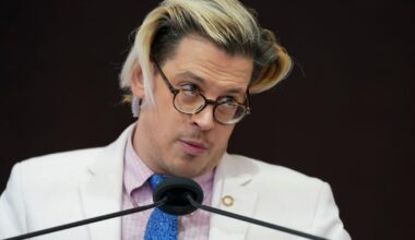 Far-right British provocateur Milo Yiannopoulos arrested by US immigration enforcement | Associated Press
