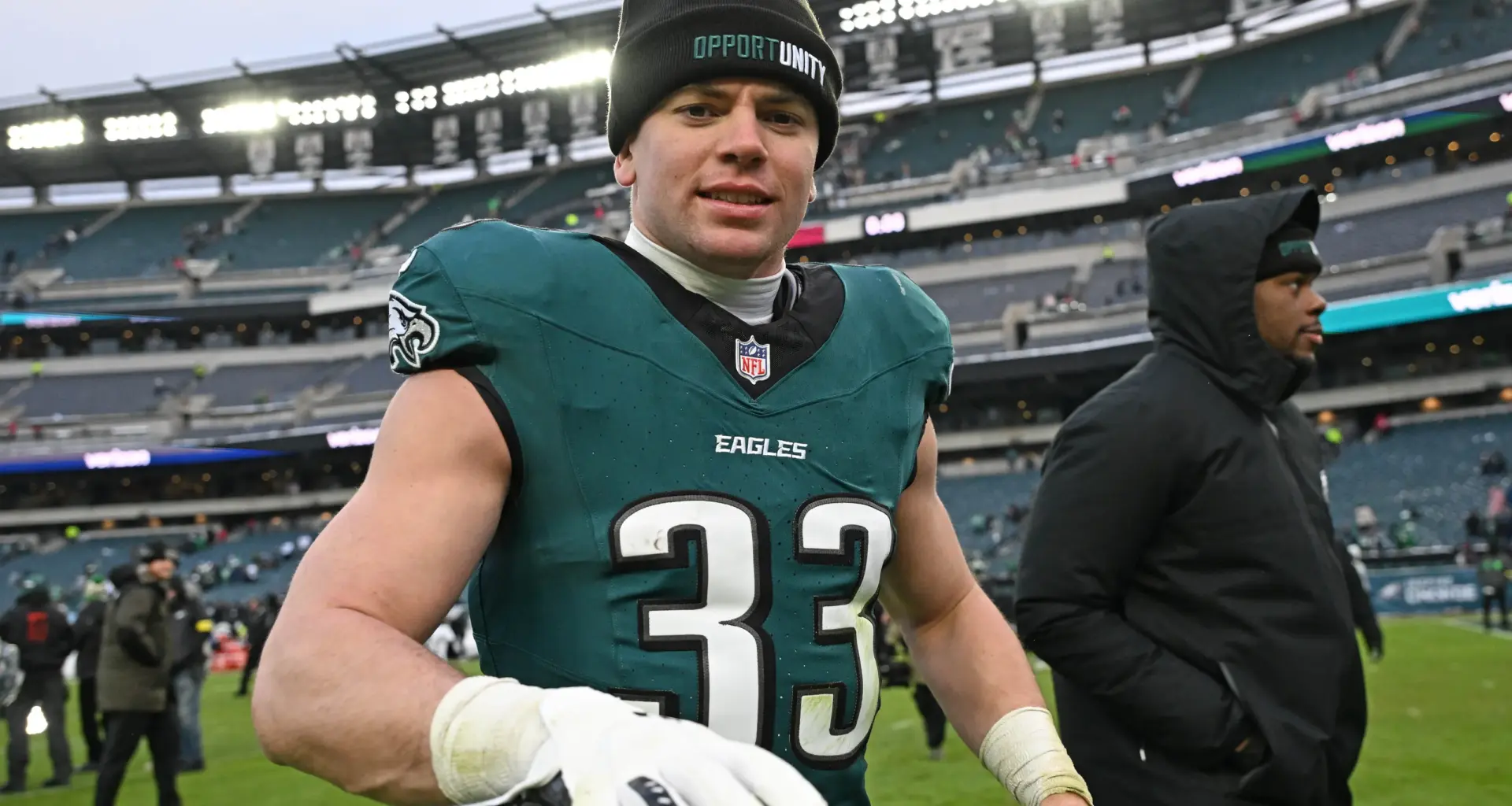 Eagles star Cooper DeJean surprises fans at Morgan Wallen show